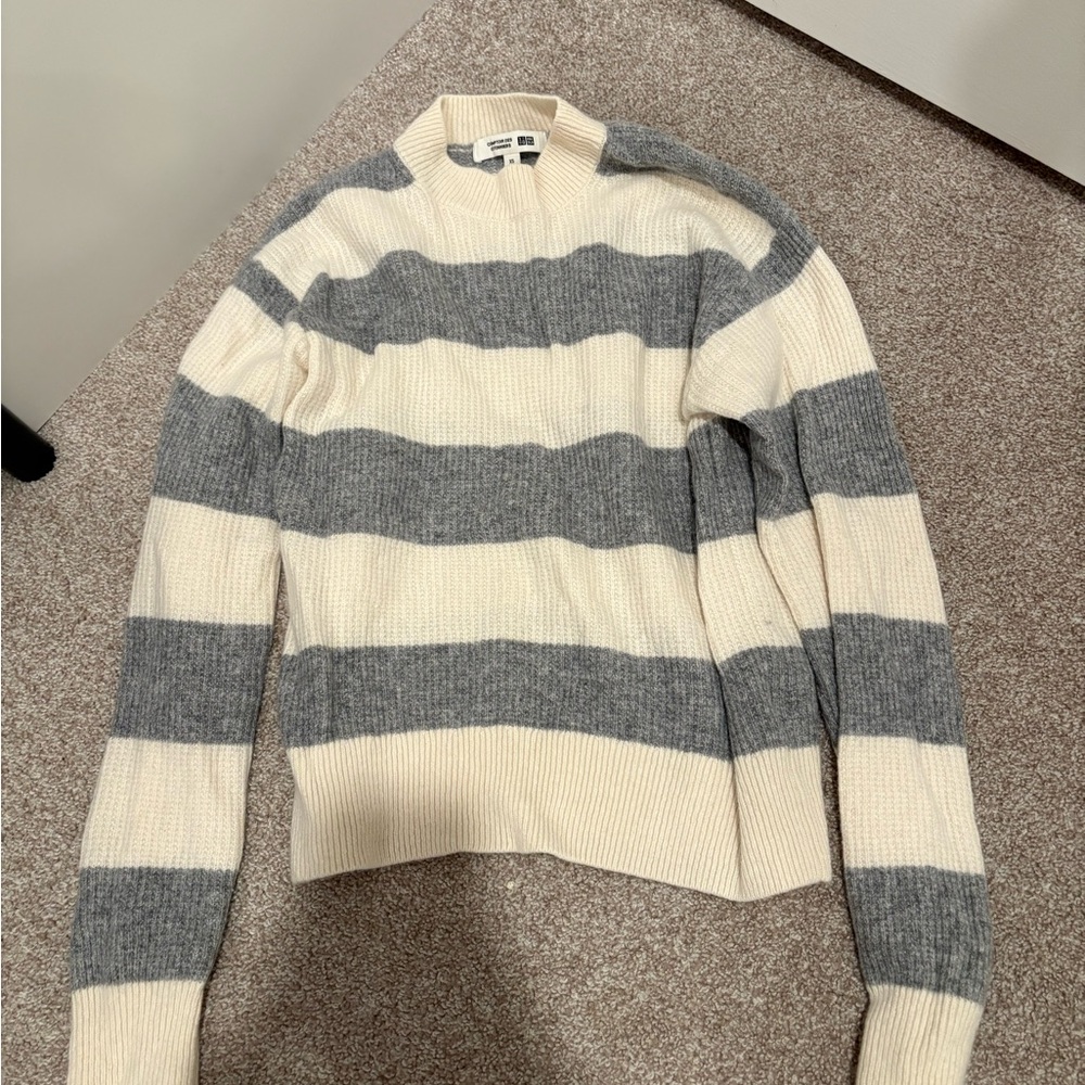 Uniqlo 100% lambs wool grey/white striped crew sweater
